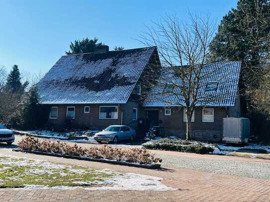 Exponiertes Haus mit separater Wohnung und Praxis in zentrumsnaher Lage mit großem Grundstück
