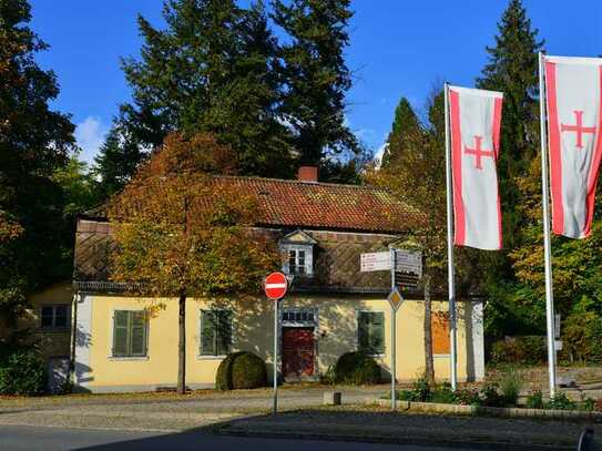 Grundstück mit Denkmalhaus neben dem Schloß