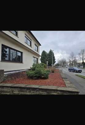 Modernisierte 4-Raum-Wohnung mit Balkon und Terrasse in Solingen Auf der Höhe