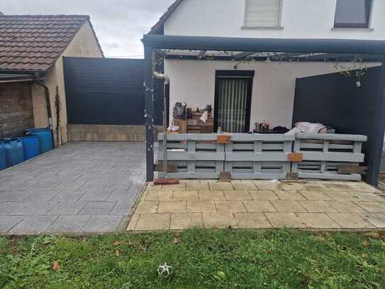 Modernisierte 3-Zimmer-Wohnung mit einem Garten / Einbauküche und Garage in Oedheim