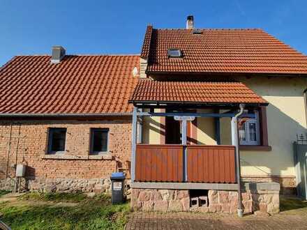 Alles, außer gewöhnlich: 2-Familienhaus mit separatem Gästehaus