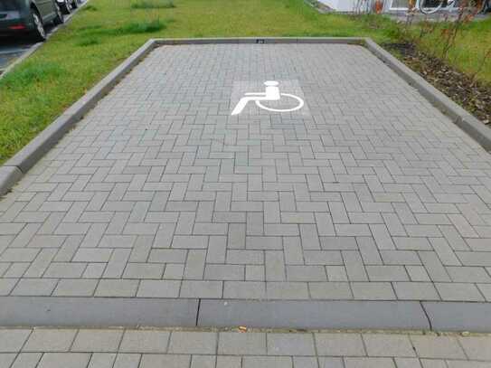 Offener Behindertenparkplatz im Freien ab sofort neu zu vermieten in der Wohnanlage in Falkenberg