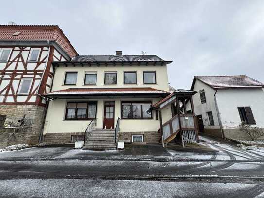 Zweigeschossiges Einfamilienhaus mit Sauna, kleinem Garten und vielseitig nutzbarem Nebengebäude