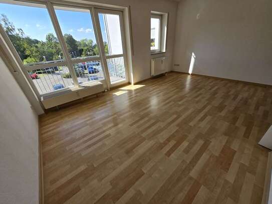 1. OG mit Balkon ! Lift / Laminat / TG Stellplatz u.v.m...