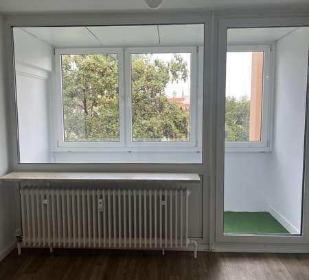 Neuwertige 1-Raum-Wohnung mit Balkon und Einbauküche am Rotkreuzplatz