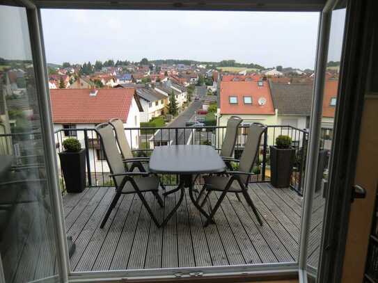 Aschaffenburg-Goldbach! DG inkl. Einbauküche, Balkon mit traumhaftem Blick und 2 Stellplätzen