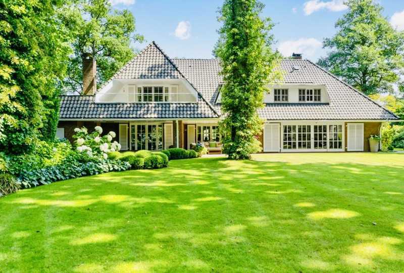 Mondäne Villa Im Französichen Stil Mit Exklusiver Ausstattung Auf Traumhaftem Parkgrundstück