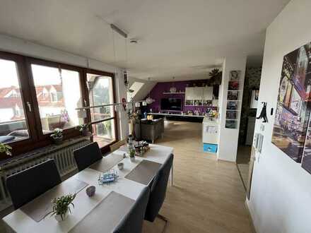 Sehr gepflegte 3-Zimmer-Dachgeschosswohnung mit Loggia und EBK in Augsburg-Göggingen