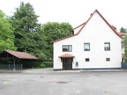 Wohnqualität und Platzvielfalt: ZFH mit großer Gartenoase und separatem Bungalow in Brachttal