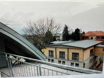 Courtagefrei! Langfristig vermietete, gemütliche ETW im DG mit großer Dachterrasse und TG Stellplatz