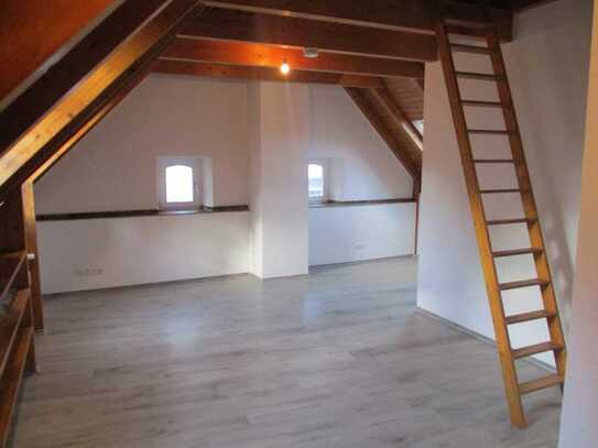 Stolberg am Fuß der Burg, stilvoll, hell, saniert: 1 Zimmer-DG-Wohnung mit Empore in geh. Ausstatt.