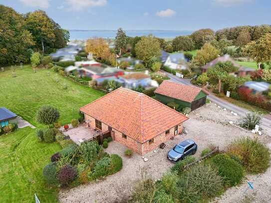 Walmdach Bungalow mit Fördeblick in Langballigholz