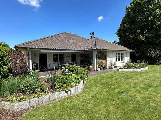 BESSER ALS NEU: Großzügiger Bungalow 
auf liebevoll angelegtem Grundstück in ruhigem Umfeld