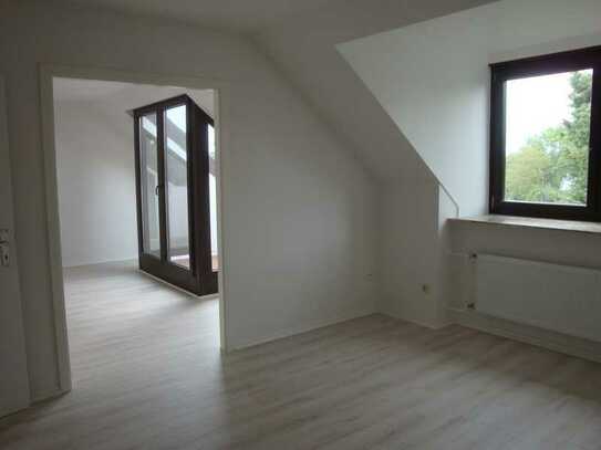 Sehr schöne 2-Zimmer-DG-Wohnung mit gehobener Innenausstattung mit Balkon und EBK in Hannover