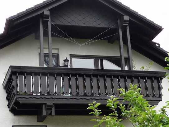 Freundliche 3-Zimmer-Dachgeschosswohnung mit Balkon und Einbauküche in Karlstein am Main