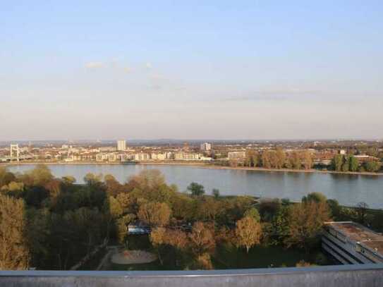 Stilvolle, vollständig renovierte 2-Zimmer-Wohnung mit Balkon und Rheinblick