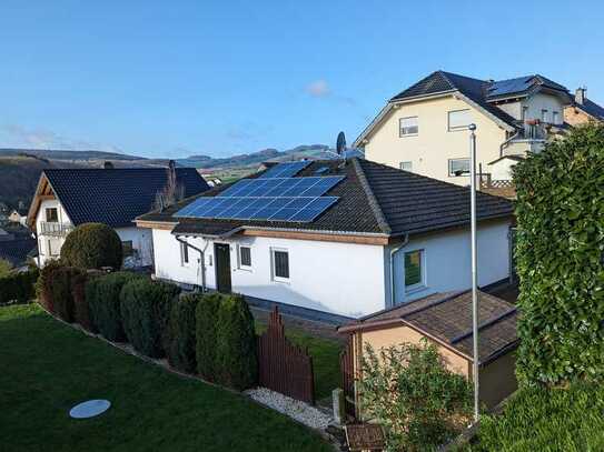 Freistehendes Einfamilienhaus im Bungalowstil mit Walmdach in Oberzissen