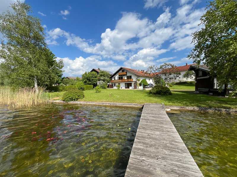                                                               Helle 3-Zimmer-Wohnung mit Balkon in direkter Lage am See                                                       in Seeon-Seebruck (Traunstein)