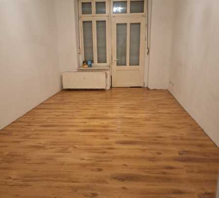 2 rooms of ca. 25 m2 each for rent with shared kitchen and bathroom in a ground floor apartment.