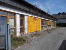 Ruhiges Büro mit Blick in begrünten Innenhof