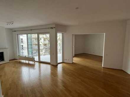 Sehr schöne, neu renovierte 2,5-Raum-Wohnung mit geh. Innenausstattung mit Balkon und EBK