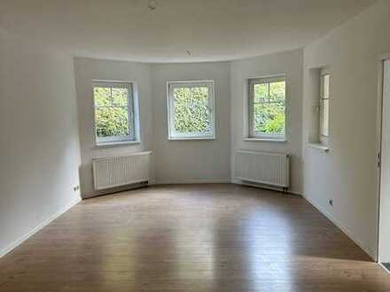 **Lichtdurchflutete Souterrain Wohnung im Grünen**