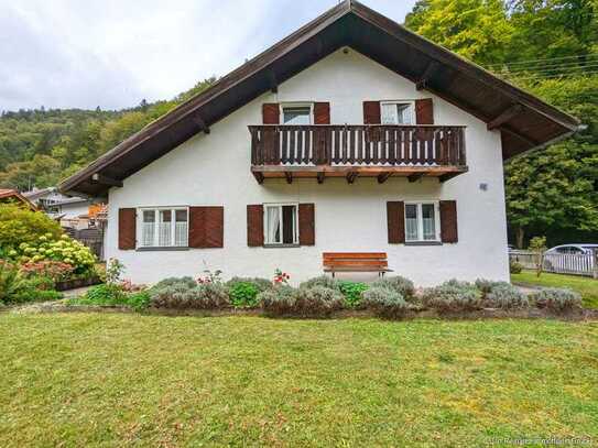 TRAUMOBJEKT MIT GROßEM GARTEN UND BERGBLICK IN SCHÖNER WOHNLAGE AM ORTSRAND