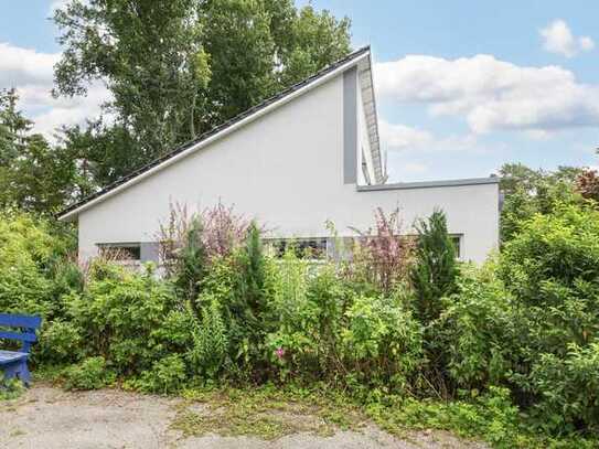 Offenes Wohnen auf einer Ebene: Modernes Architektenhaus mit großem Garten in traumhafter Lage