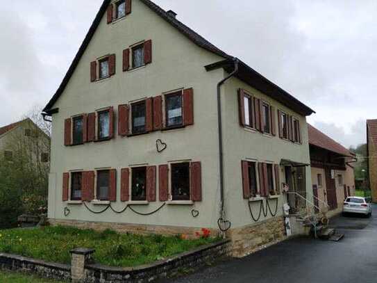 Wohnhaus mit Nebengebäude in idyllischer Lage in Herrenzimmern