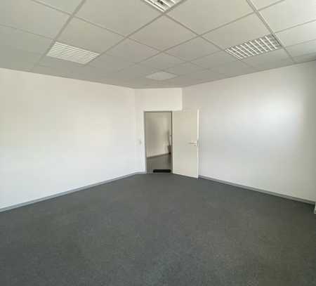 1 heller und renovierter Büroraum im Zentrum von Schwalbach zu vermieten