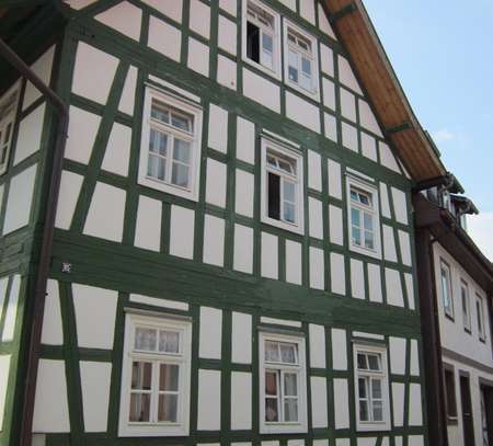 Erschwingliche und modernisierte 2,5-Zimmer-Wohnung mit EBK und Terrasse in Ummerstadt