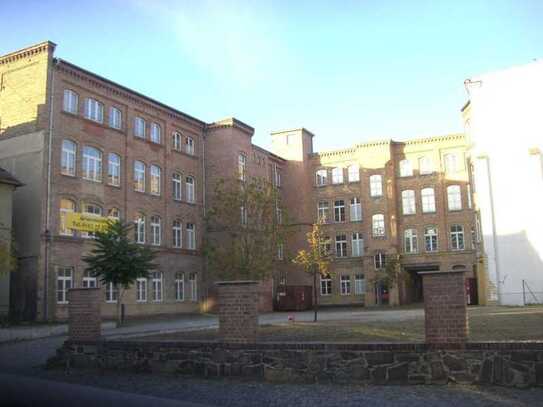 ruhiges Büro mit Parkflächen nahe Bahnhof