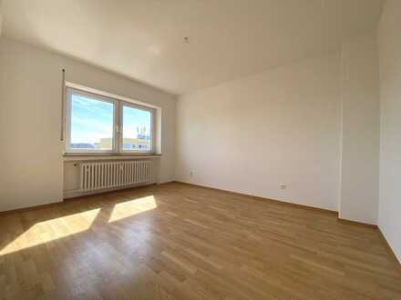 6773 - Vollständig renovierte 3,5-Zimmer-Wohnung mit Loggia in der Südweststadt