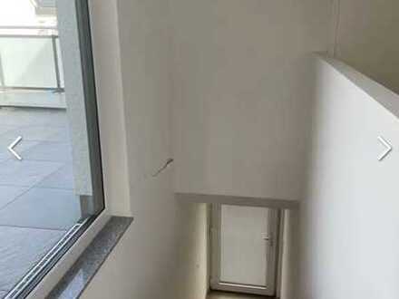 Geschmackvolle Terrassenwohnung mit vier Zimmern sowie Balkon und EBK in Langenfeld