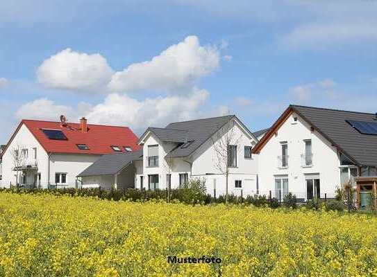 Vierfamilienhaus, 9 Garagenstellplätzen und Carport