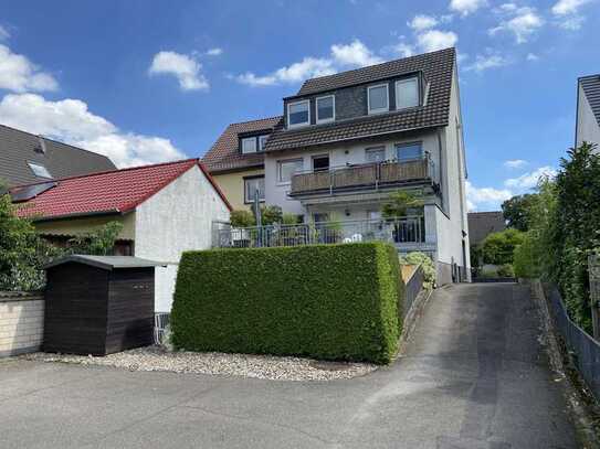 Bergisch Gladbach-Hand: Modernisiertes Vierfamilienhaus mit Garagenhof