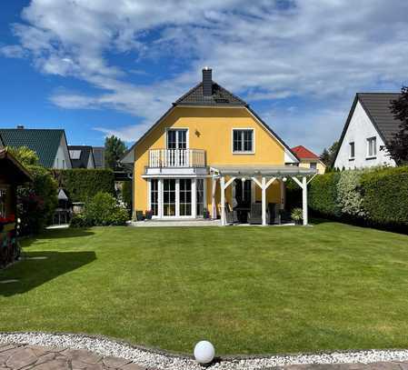 Idyllisches Einfamilienhaus mit Pool und Carport