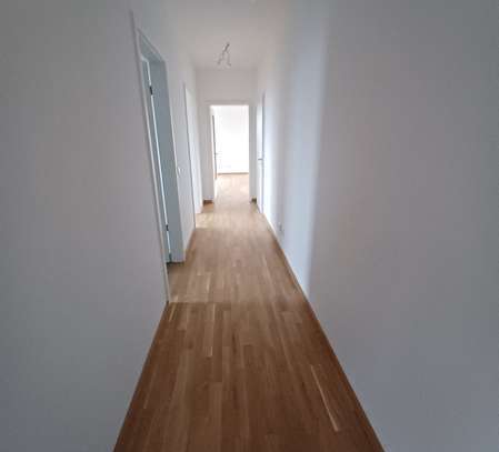 **Geräumige 3-Zimmer-Wohnung im 1. Obergeschoss mit Balkon**