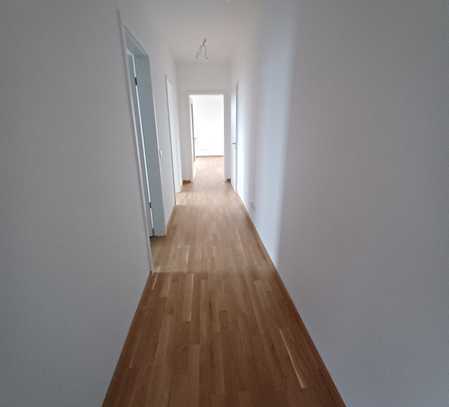 **Geräumige 3-Zimmer-Wohnung im 1. Obergeschoss mit Balkon**