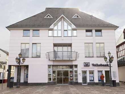 Bürofläche im Volksbankgebäude am Marktplatz in Ahrweiler zu vermieten! Mit Aufzug im Gebäude!