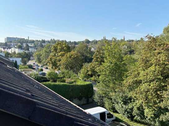 Wohnen mit Aussicht: 70 m² große DG-Wohnung mit Loggia und großer Garage