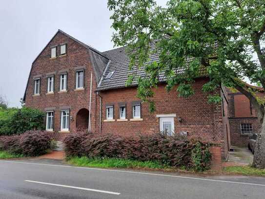 Ländlich gelegenes Bauerhaus mit Anbau und großem Grundstück