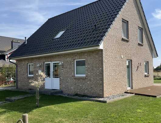 Modernes Einfamilienhaus mit Carport in Strandnähe