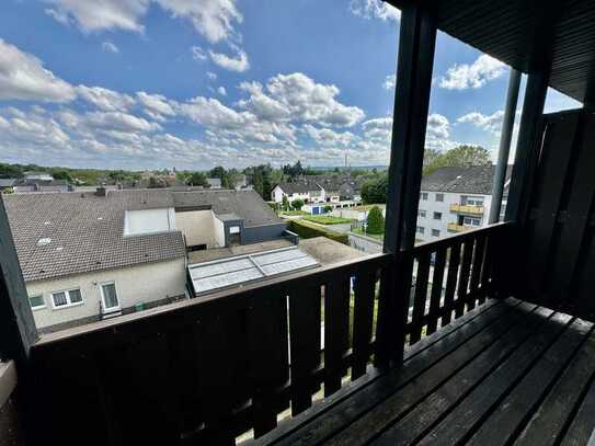 Frisch renovierte 2-Zimmer-Wohnung in Düren mit Balkon, Stellplatz und schöner Aussicht. Ruhige Lage