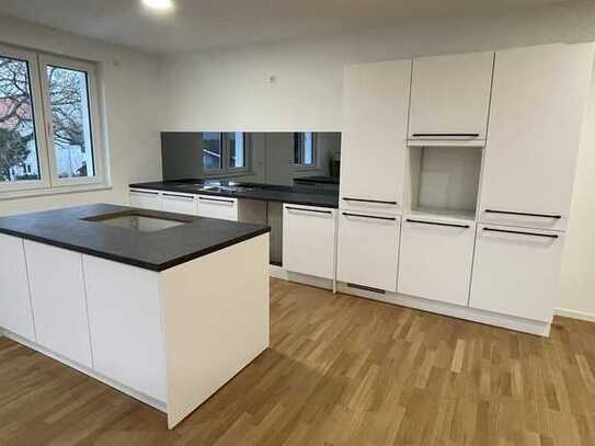 Erstbezug mit Balkon und Einbauküche: Exklusive 4-Raum-Maisonette-Wohnung mit geh. Innenausstattung