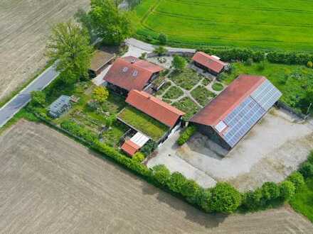 Einmaliges Wohnobjekt im niederbayerischen Hügelland mit großer Halle und weiteren Nebengebäuden ...