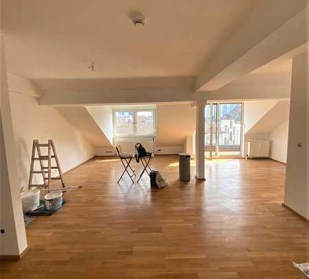 Traumhafte 2 Zimmer DG Wohnung mit Loggia / Aufzug / EBK / Parkett etc....beste Lage Westend-Süd