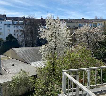 DÜSSELDORF - DÜSSELTAL: Stark renovierungsbedürftige 2-Zimmer Wohnung mit Balkon