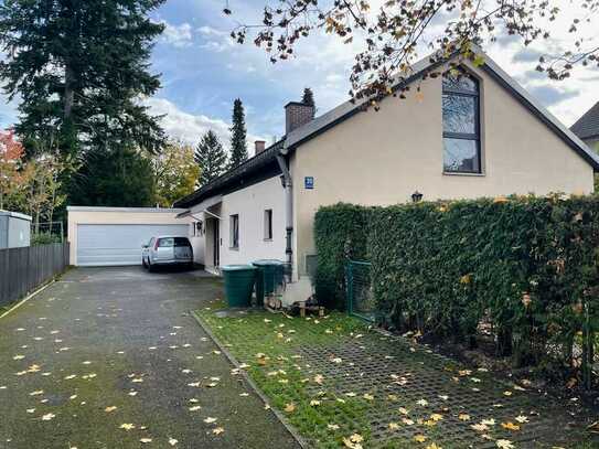 Charmante Dachgeschosswohnung in ruhiger, grüner Lage von Lerchenau