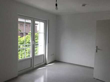 Gepflegte Wohnung mit vier Zimmern und Balkon in Hof